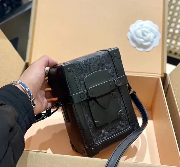 

2023 magnetic flap mini vertical trunk wearable m82077 mens designer bag purse wallet messenger crossbody bags