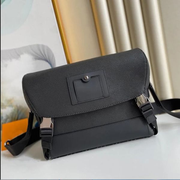 

mens designer messenger bags luxurys design voyagers crossbody bag shoulder flip fashion school business purses black wide shoulder strap la