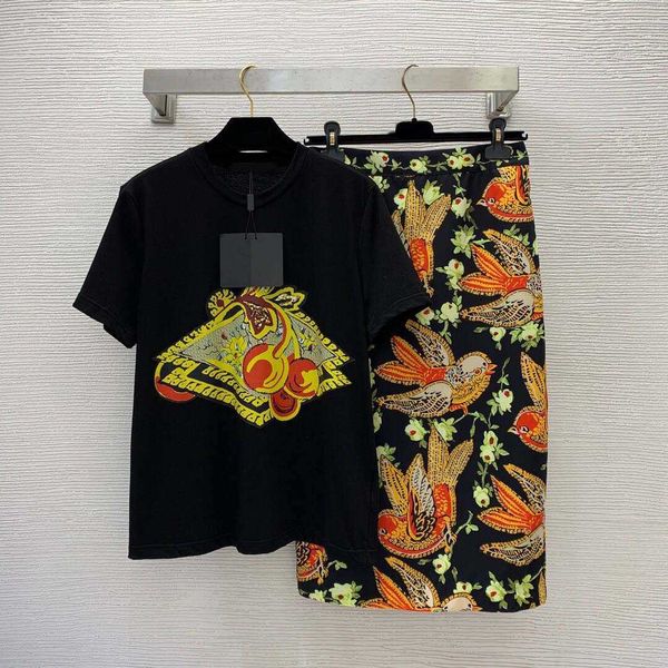 

23ss skirt set women designer clothes geometric pattern cherry print short sleeve t-shirt bird cartoon print hip wrap half skirt set women c, White