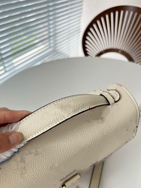

the new messenger bag can be one shoulder, practical, versatile, light and luxury