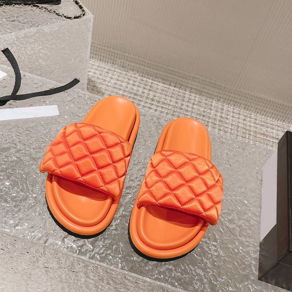

designer brand slippers, the highest quality small fragrant slippers, casual summer muffin sole diamond pattern bread slippers, one line thi, Black