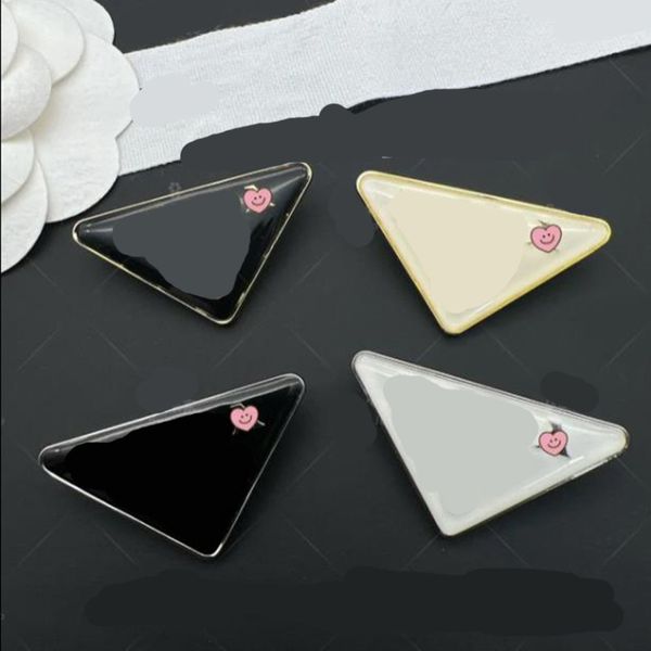 

fashion dropper letters brooches classic p inverted triangle brooch for women decorative collar pins designer jewlery accessories d2306197s, Gray