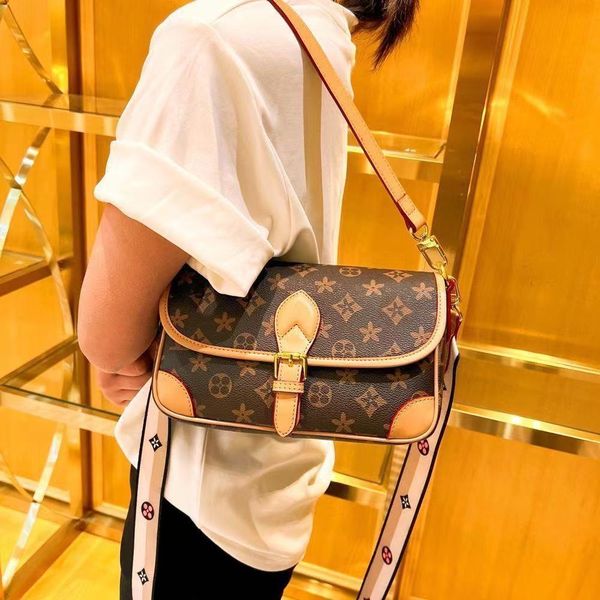 

2023 women's bag baguette genuine leather small square bag wide shoulder strap single shoulder crossbody underarm bag classic messenger
