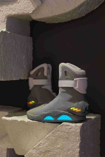 

2023 new automatic laces sneakers led shoes dark gray marty mcfly 's lighting marty mcflys air mag back to the future glow in the mags, Black