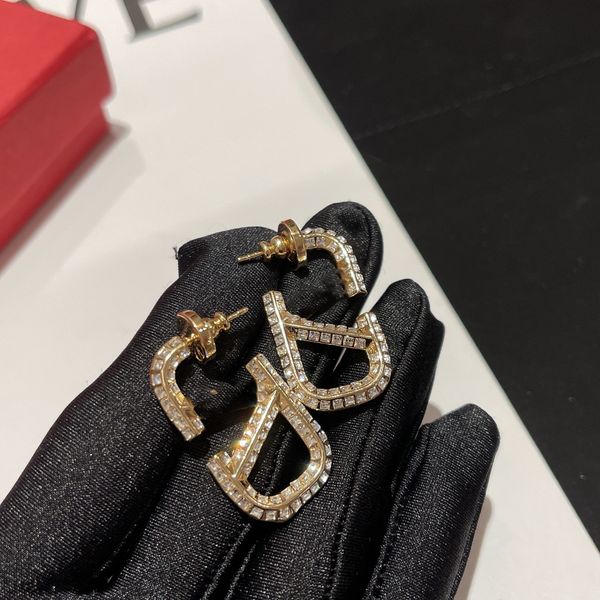 

designer letter v metal logo earrings stud earing women tassel love internet celebrity v earring female luxury pearl jewelry orecchini 43223, Golden
