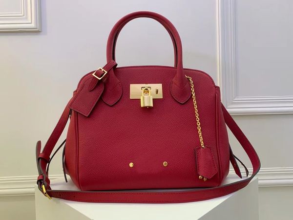 

this lady style handbag is made of luxurious calf leather and is an exquisite companion for traveling in the city with detachable shoulder s