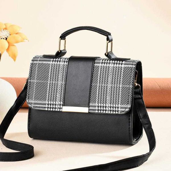 

the new style of women's bag is fashionable and simple and the one shoulder slant cross portable bag is suitable for women