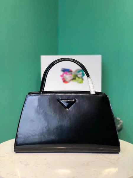 

2023 new women's handbag the new leather triangle label low-key stylish interior is made of sheepskin material with a small compartment