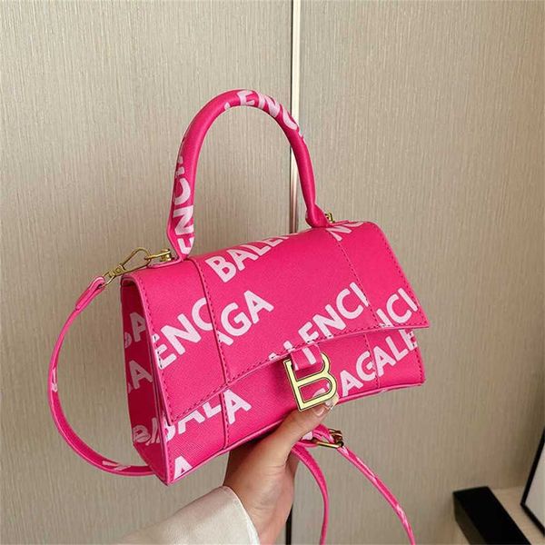 

2023 advanced texture letter hourglass bag one shoulder handheld straddle fashion women's bag 50% outlet online sale