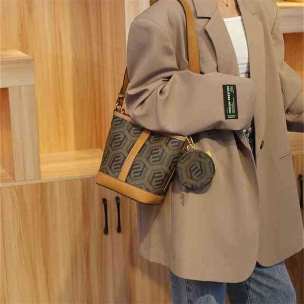 

designer bag handbag style 2023 sense niche large capacity splicing bucket spring