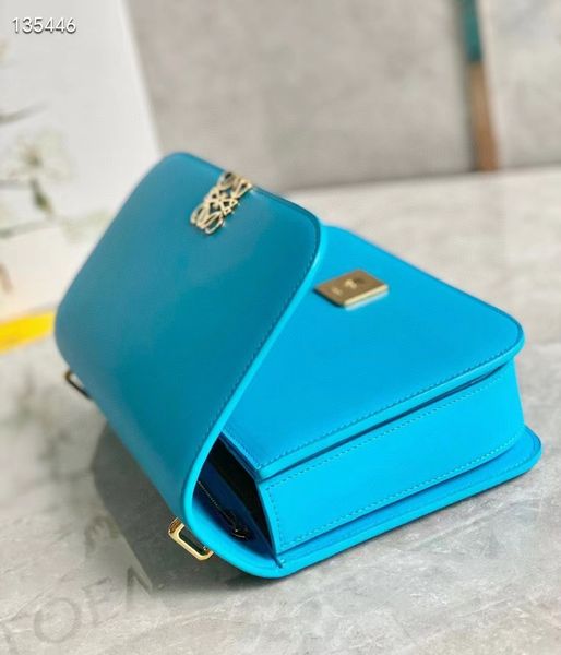 

Goddess pure color small luxury designer retro tofu bag leather autumn and winter high-end underarm bag commuting simple oblique cross small square bag size ladies