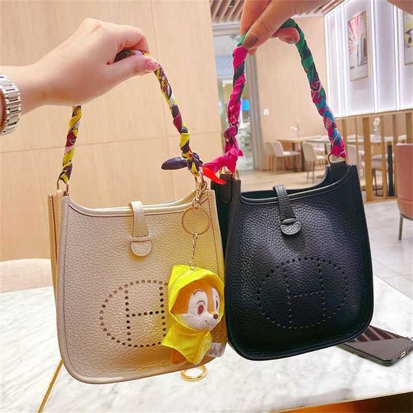 

2023 new family evelyn crossbody bag skin litchi pattern bucket women's bag letter bag 70% off outlet online