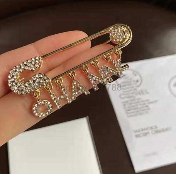 

fashion designer high-end sweater suit collar pin brooches for mens womens luxury inlay crystal rhinestone 18k gold plated pendant brooche j, Gray