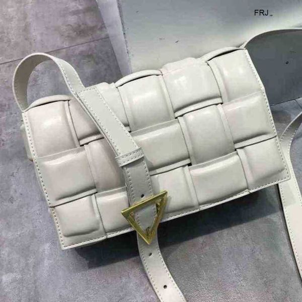

designer bottegas bags venetas cassettes weave sponge pillow handbas bag belt chest diagonal fashion leather metal chain shoulder have logo