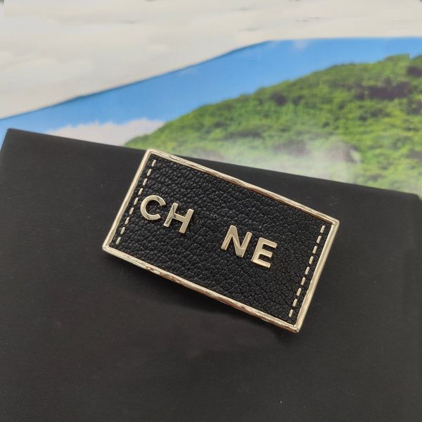 

2023 luxury quality charm brooch with black color genuine leather in 18k gold plated have box stamp ps7189b, Gray