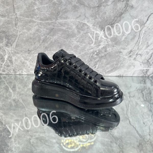 

2023 luxurys casual shoes small white shoes lovers' letters flat bottom lace up board shoes men's and women's sports low sho, Black