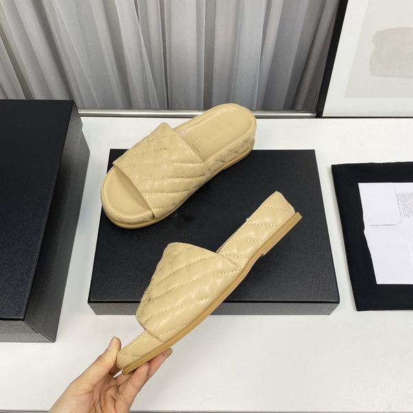 

2023 classic beach shoes brand designers cc fashion leisure flat sandal women channel slide slippers summer classic sandal xn111