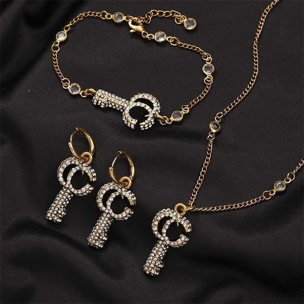 

2023 gujia new key fashion old jewelry set women's necklace bracelet g letter earrings, Golden