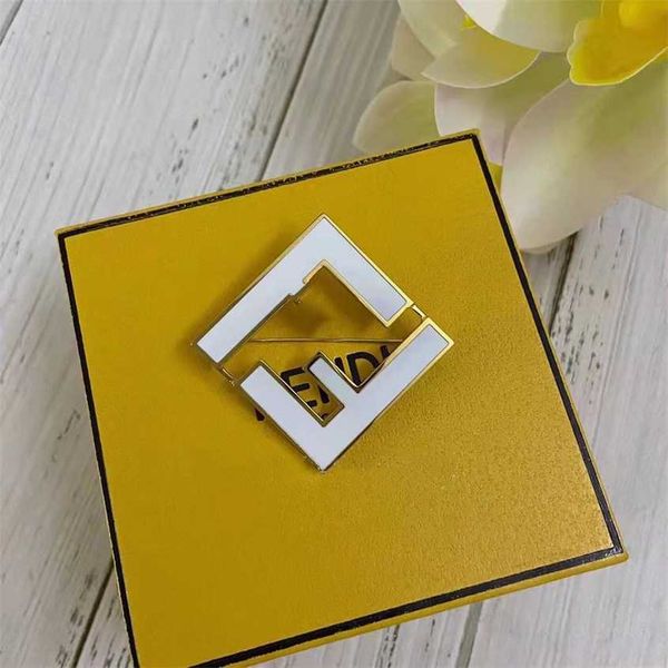 

2023 fen family new classic f letter breast network red pin female, Gray