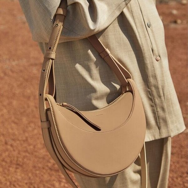 

luxurys designer bag tote bag women underarm crescent moon bag leather material fashion niche one shoulder saddle bags adjustable shoulder s