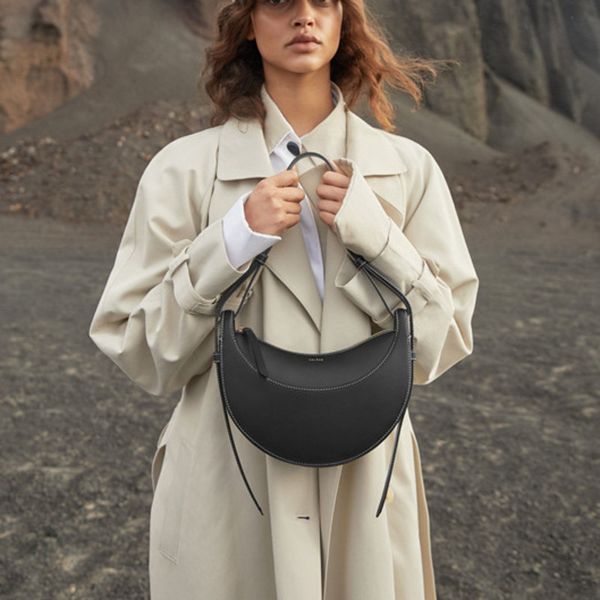 

luxurys designer bags tote bag women fashion versatile genuine leather material large capacity handbag adjustable shoulder strap