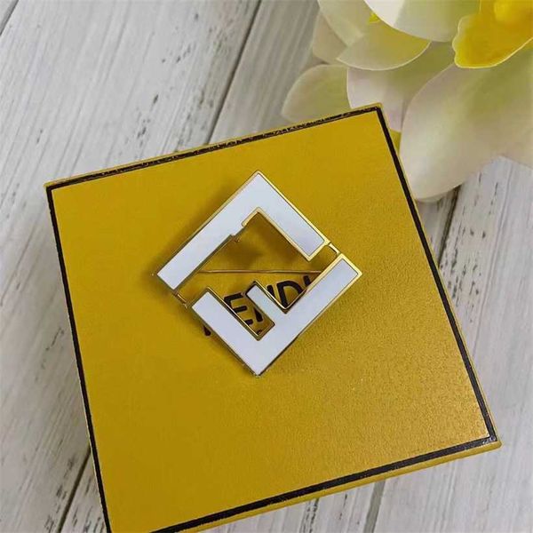 

2023 fen family new classic f letter breast network red pin female, Gray