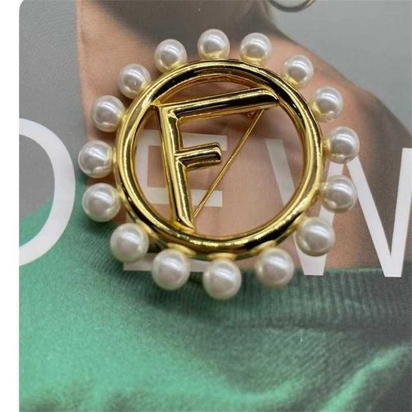 

2023 new round letter f pearl brass brooch fenjia fashion blazer pin, Gray