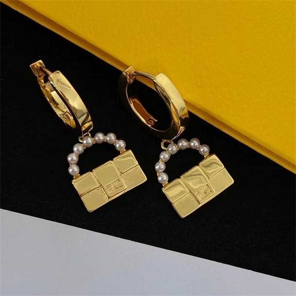 

2023 fenjia f letter pearl bag brass new 925 silver needle fashion versatile earrings, Golden