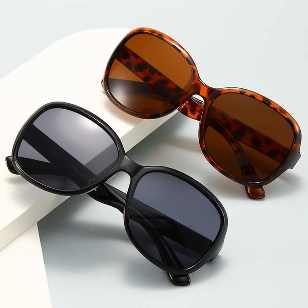 

new personalized round frame fashionable sunglasses for women with a high sense of intuition, White;black
