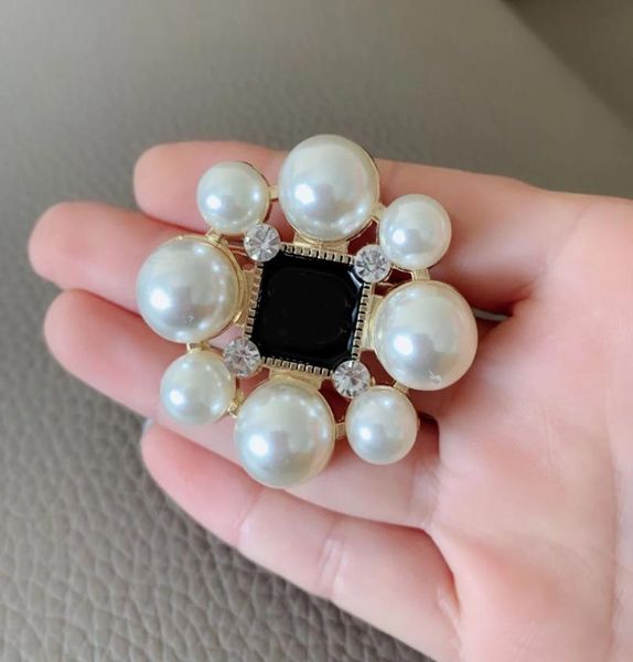 

5cm classic c style large and small pearl flower fashion blossom brooch accessories europe and america ladies collection badges cl5851329, Gray
