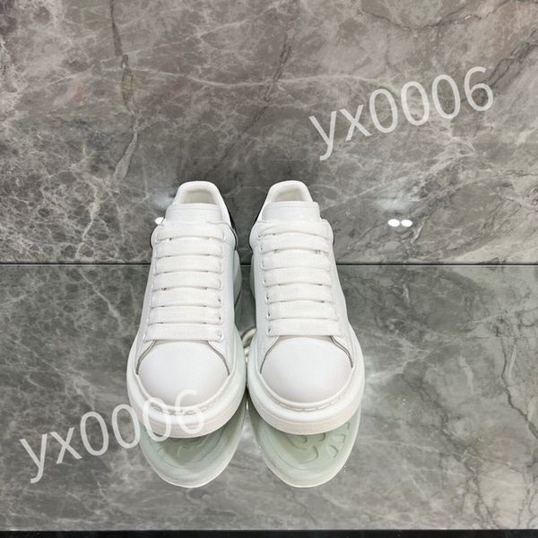 

2023 luxurys designers shoes white black men women fashion retro trainers outdoor sports sneakers hiking shoe