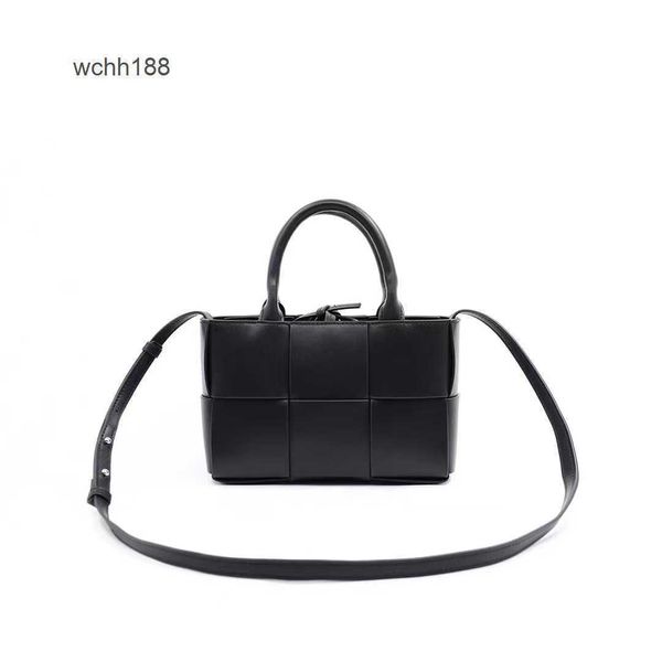 

bag girl bottegas 2023 bags venetas spring/summer arco totes woven tote women's leather high designer capacity handheld straddle c5p5