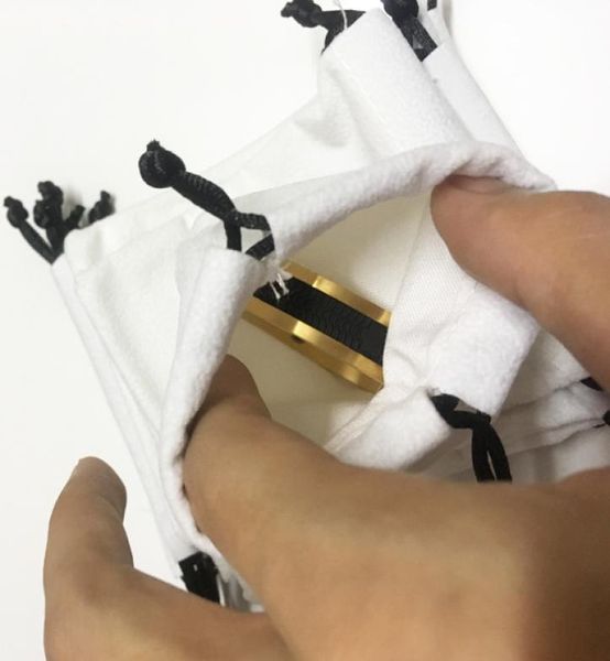 

10 pcs lot bracelets dustbag europe039s jewelry bag the choice of highend bracelet dustbags9123547, Golden;silver