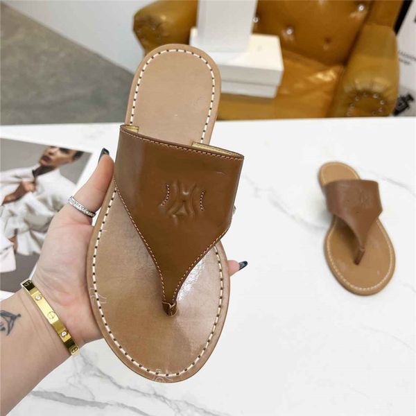 

fashion slippers 2023 celinity luxury design summer men's and women's flats thick soled leather rubber lettering logo casual carto, Black