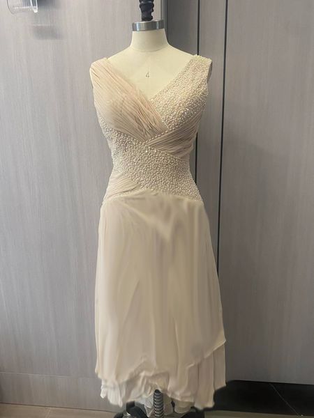 

2023 mother off bride dresses v neck champagne chiffon sleeveless crystal beads ruffles plus size ankle length women formal mothers gowns, Black;red
