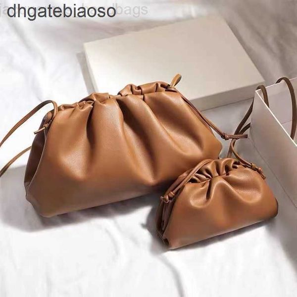 

vene designer bags with bottegas 2023 small classic series cowhide bag women wrinkled dumplings holding slant back large capacity