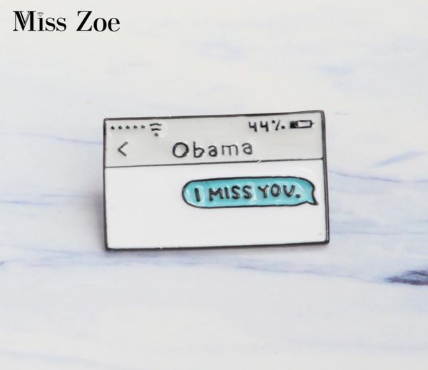 

miss zoe obama tekst bericht emaille pins ik mis je broches gift voor vrienden grappige pin badge knop revers voor kleding cap zak1100294, Gray