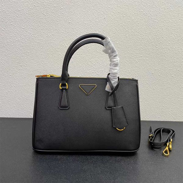 

killer prad classic bag high-end hardware details are perfect