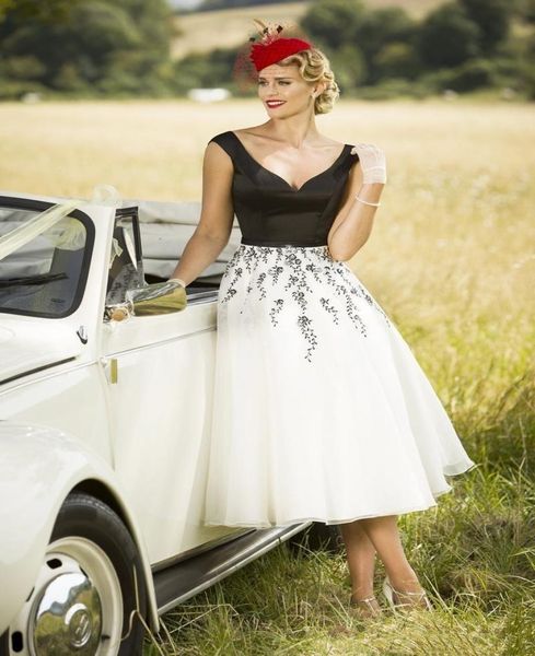 

vintage black and white wedding dress tea length 2021 short a line bridal gowns appliques lace sleeveless tank counrty bride dress5181820