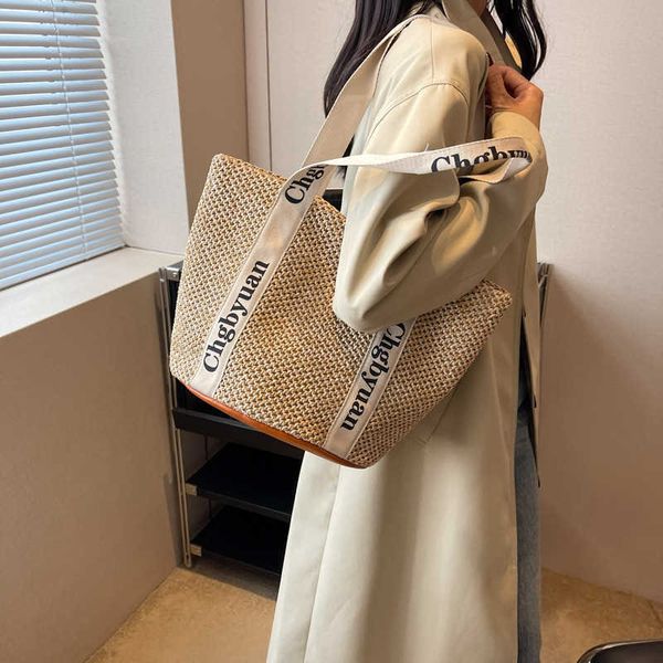 

new knitted handheld straw woven bag new trend fashion shoulder bag large capacity leisure vacation bucket bag