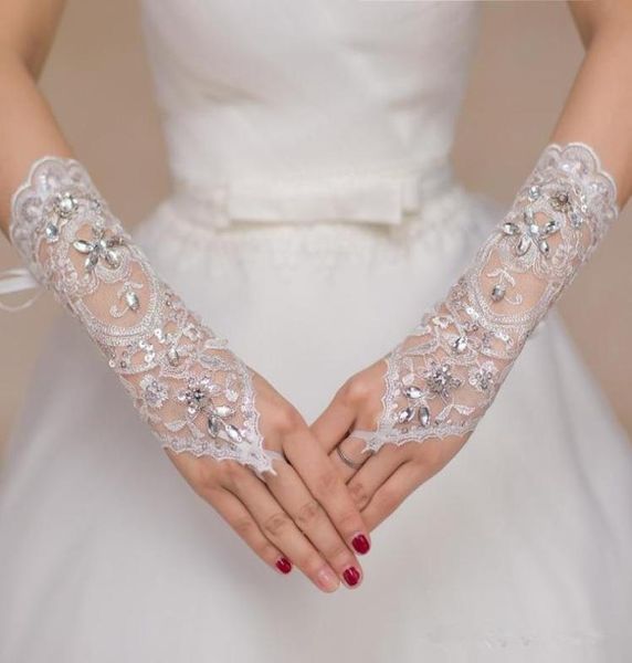 

2018 short lace bride bridal gloves wedding gloves beaded crystals wedding accessories lace gloves for brides fingerless below elb4080033, White