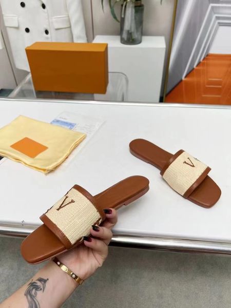 

2023 famous sandals slippers beach slipper classic flat heel summer designer fashion flops leather lady 35-43, Black