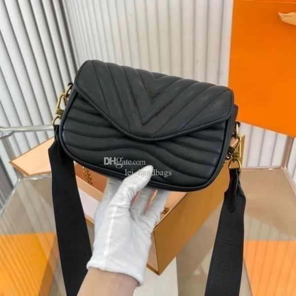 

2023 new women's handbag designer shoulder bag leather fashion striped clamshell small square wide shoulder baguette bag casual crossbo