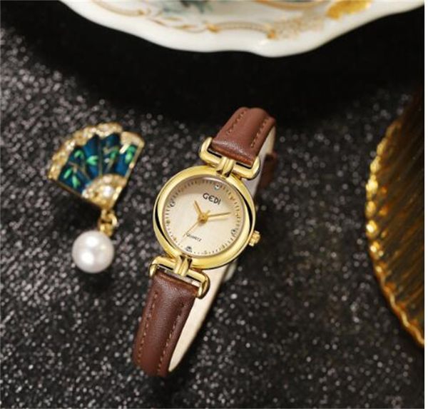 

2023 vintage style, high appearance, light and thin small plate, cloth patterned surface, women's fashionable gold shell belt, quartz s, Slivery;golden