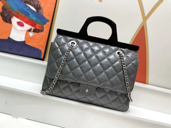 

the high-quality and fashionable women's chain crossbody bag is a delicate handbag with soft and sticky layer cowhide and silver hardwa