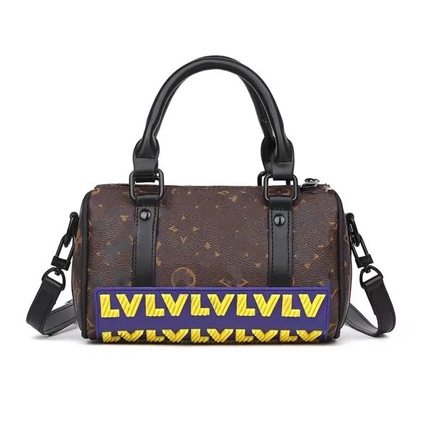 

2023 the latest men's solid rubber sole shoulder bag fashion cross-body bag