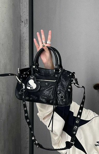 

personalized rivet locomotive bag sweet and cool underarm bag niche leather one shoulder spicy girl bag women's new crossbody bag