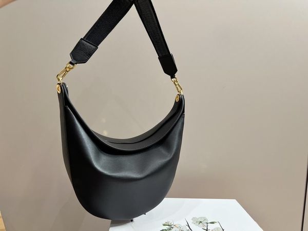 

versatile crossbody bag, fashionable retro saddle bag, niche chest bag