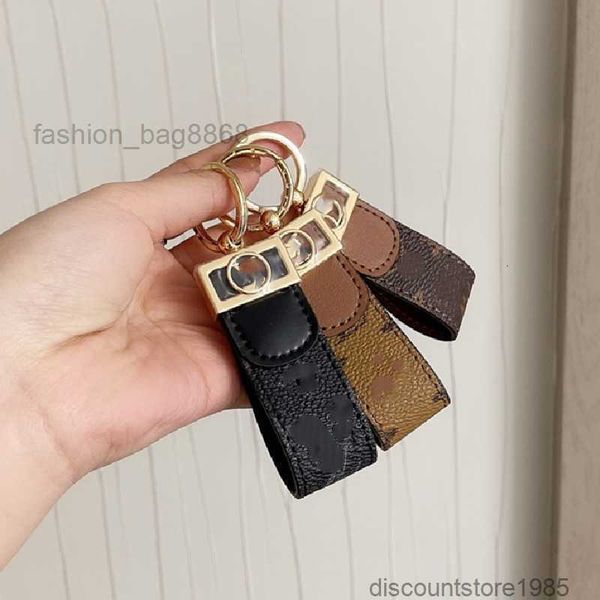 

2022ss keychains buckle lovers car handmade leather keychains men and women bag pendant fashion accessories, Silver