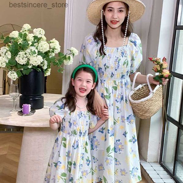 

2023 summer parent-child dress mother daughter korean printed square neck short sleeve knee length dress matching family outfits l230522, Blue